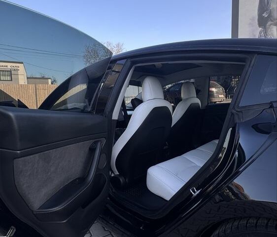 Чорний Тесла Модель 3, об'ємом двигуна 0 л та пробігом 57 тис. км за 23800 $, фото 8 на Automoto.ua