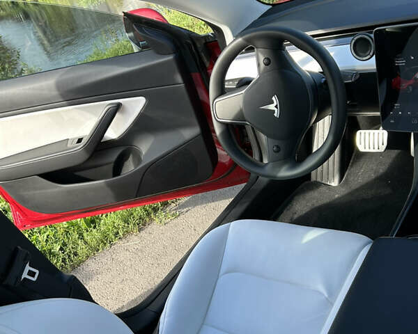 Тесла Модель 3 2018 у Києві на Automoto.ua Червоний Тесла Модель 3, об'ємом двигуна 0 л та пробігом 91 тис. км за 21500 $, фото 17 на Automoto.ua