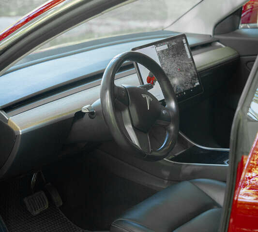 Красный Тесла Модель 3, объемом двигателя 0 л и пробегом 82 тыс. км за 29000 $, фото 33 на Automoto.ua