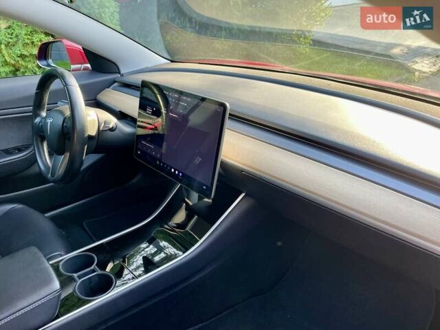 Тесла Модель 3 2018 в Днепре (Днепропетровске) на Automoto.ua Красный Тесла Модель 3, объемом двигателя 0 л и пробегом 130 тыс. км за 17700 $, фото 19 на Automoto.ua