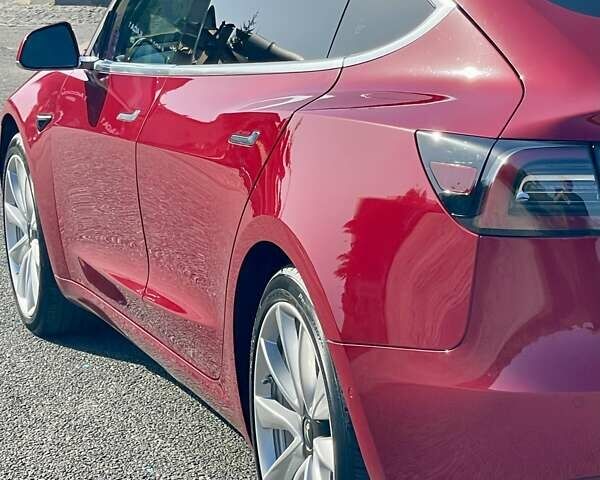 Тесла Модель 3 2018 в Днепре (Днепропетровске) на Automoto.ua Красный Тесла Модель 3, объемом двигателя 0 л и пробегом 130 тыс. км за 17700 $, фото 3 на Automoto.ua