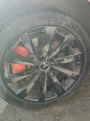 Красный Тесла Модель 3, объемом двигателя 0 л и пробегом 129 тыс. км за 20999 $, фото 47 на Automoto.ua