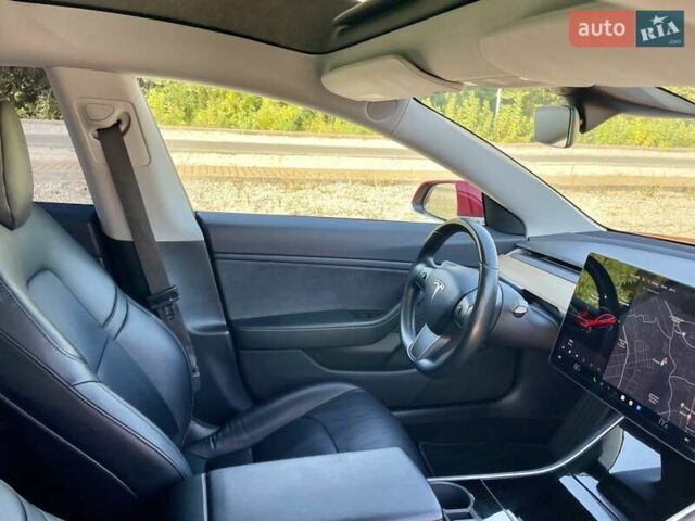 Тесла Модель 3 2018 в Днепре (Днепропетровске) на Automoto.ua Красный Тесла Модель 3, объемом двигателя 0 л и пробегом 130 тыс. км за 17700 $, фото 15 на Automoto.ua