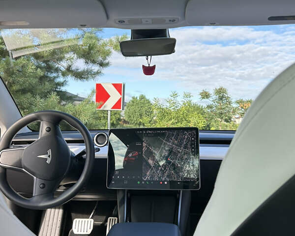 Тесла Модель 3 2018 у Києві на Automoto.ua Червоний Тесла Модель 3, об'ємом двигуна 0 л та пробігом 91 тис. км за 21500 $, фото 13 на Automoto.ua