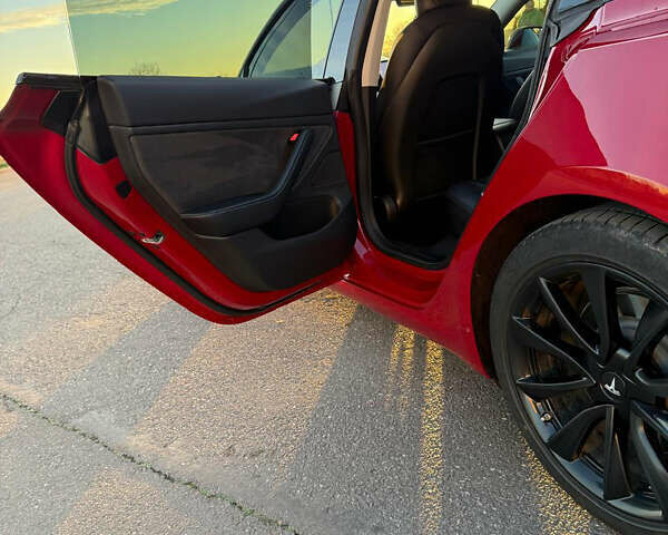 Червоний Тесла Модель 3, об'ємом двигуна 0 л та пробігом 90 тис. км за 16499 $, фото 35 на Automoto.ua