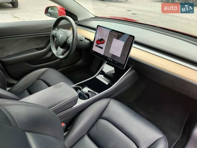 Тесла Модель 3 2018 в Белой Церкве на Automoto.ua Красный Тесла Модель 3, объемом двигателя 0 л и пробегом 204 тыс. км за 16700 $, фото 6 на Automoto.ua