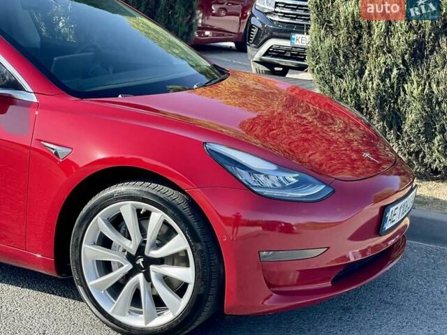Тесла Модель 3 2018 в Днепре (Днепропетровске) на Automoto.ua Красный Тесла Модель 3, объемом двигателя 0 л и пробегом 130 тыс. км за 17700 $, фото 4 на Automoto.ua