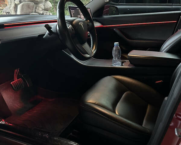 Красный Тесла Модель 3, объемом двигателя 0 л и пробегом 129 тыс. км за 20999 $, фото 46 на Automoto.ua