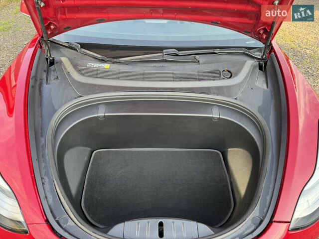 Тесла Модель 3 2018 в Луцке на Automoto.ua Красный Тесла Модель 3, объемом двигателя 0 л и пробегом 137 тыс. км за 17200 $, фото 32 на Automoto.ua