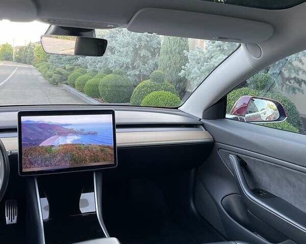 Тесла Модель 3 2018 в Днепре (Днепропетровске) на Automoto.ua Красный Тесла Модель 3, объемом двигателя 0 л и пробегом 130 тыс. км за 17700 $, фото 18 на Automoto.ua