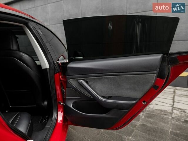 Красный Тесла Модель 3, объемом двигателя 0 л и пробегом 168 тыс. км за 15500 $, фото 40 на Automoto.ua