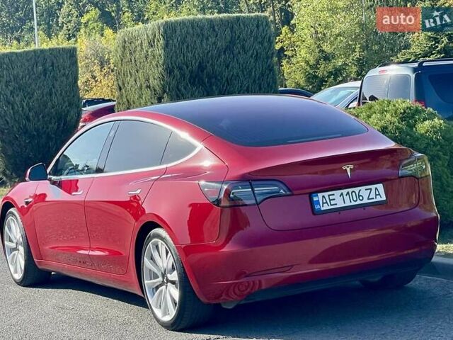 Тесла Модель 3 2018 в Днепре (Днепропетровске) на Automoto.ua Красный Тесла Модель 3, объемом двигателя 0 л и пробегом 130 тыс. км за 17700 $, фото 1 на Automoto.ua