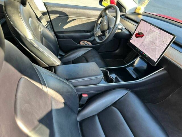 Тесла Модель 3 2019 в Днепре (Днепропетровске) на Automoto.ua Красный Тесла Модель 3, объемом двигателя 0 л и пробегом 112 тыс. км за 17899 $, фото 2 на Automoto.ua