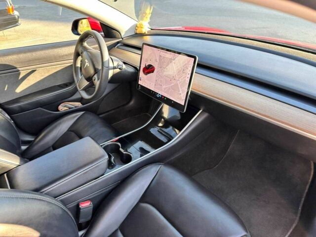 Тесла Модель 3 2019 в Днепре (Днепропетровске) на Automoto.ua Красный Тесла Модель 3, объемом двигателя 0 л и пробегом 112 тыс. км за 17899 $, фото 1 на Automoto.ua