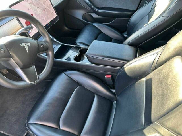 Тесла Модель 3 2019 в Днепре (Днепропетровске) на Automoto.ua Красный Тесла Модель 3, объемом двигателя 0 л и пробегом 112 тыс. км за 17899 $, фото 6 на Automoto.ua