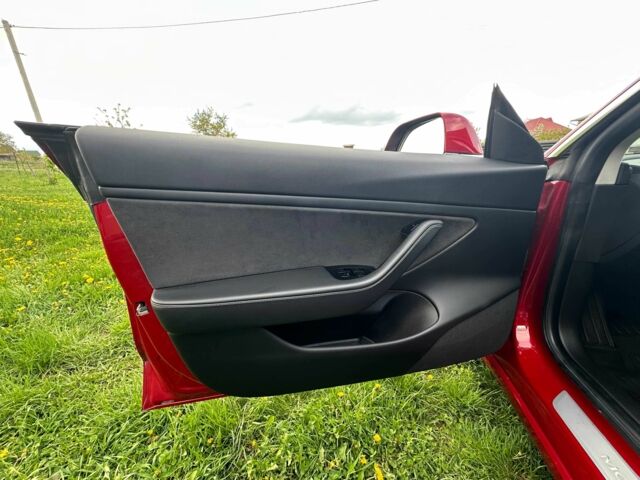 Тесла Модель 3 2019 в Черновцах на Automoto.ua Красный Тесла Модель 3, объемом двигателя 0 л и пробегом 117 тыс. км за 17500 $, фото 19 на Automoto.ua