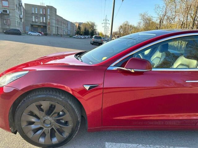 Тесла Модель 3 2019 в Днепре (Днепропетровске) на Automoto.ua Красный Тесла Модель 3, объемом двигателя 0 л и пробегом 112 тыс. км за 17899 $, фото 13 на Automoto.ua