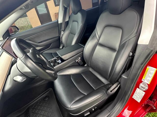 Тесла Модель 3 2019 в Черновцах на Automoto.ua Красный Тесла Модель 3, объемом двигателя 0 л и пробегом 117 тыс. км за 17500 $, фото 14 на Automoto.ua