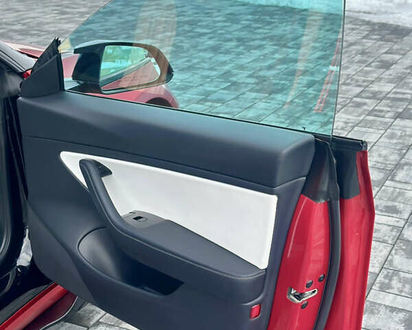 Красный Тесла Модель 3, объемом двигателя 0 л и пробегом 90 тыс. км за 19300 $, фото 76 на Automoto.ua