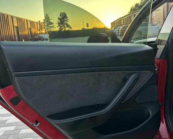 Тесла Модель 3 2020 в Львове на Automoto.ua Красный Тесла Модель 3, объемом двигателя 0 л и пробегом 80 тыс. км за 22000 $, фото 21 на Automoto.ua