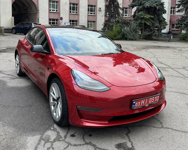 Тесла Модель 3 2022 в Днепре (Днепропетровске) на Automoto.ua Красный Тесла Модель 3, объемом двигателя 0 л и пробегом 131 тыс. км за 19500 $, фото 2 на Automoto.ua