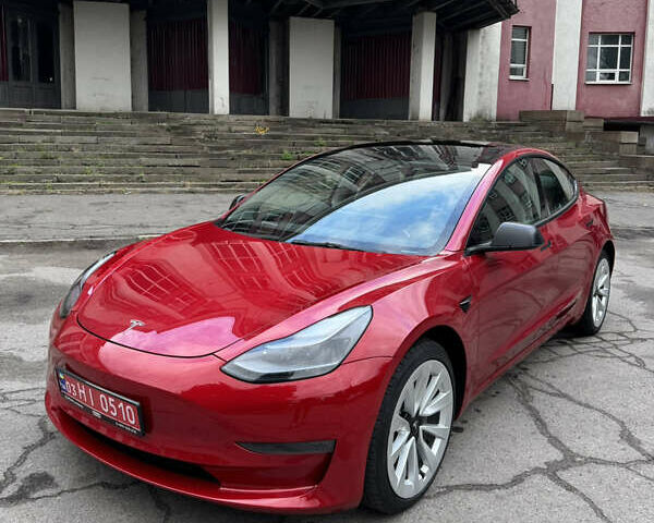 Тесла Модель 3 2022 в Днепре (Днепропетровске) на Automoto.ua Красный Тесла Модель 3, объемом двигателя 0 л и пробегом 131 тыс. км за 19500 $, фото 1 на Automoto.ua
