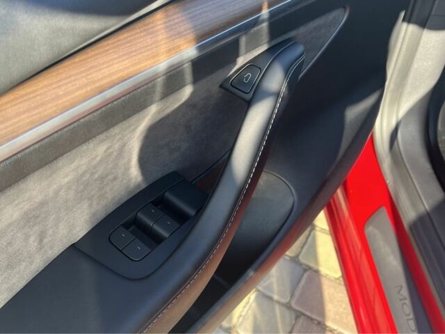 Красный Тесла Модель 3, объемом двигателя 0 л и пробегом 35 тыс. км за 22000 $, фото 19 на Automoto.ua