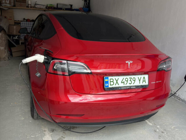 Красный Тесла Модель 3, объемом двигателя 0 л и пробегом 105 тыс. км за 22500 $, фото 1 на Automoto.ua