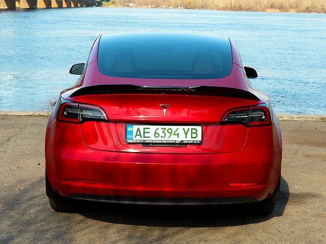 Красный Тесла Модель 3, объемом двигателя 0.3 л и пробегом 25 тыс. км за 19400 $, фото 6 на Automoto.ua