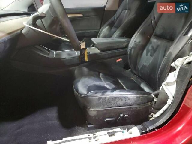 Красный Тесла Модель 3, объемом двигателя 0 л и пробегом 37 тыс. км за 14900 $, фото 4 на Automoto.ua