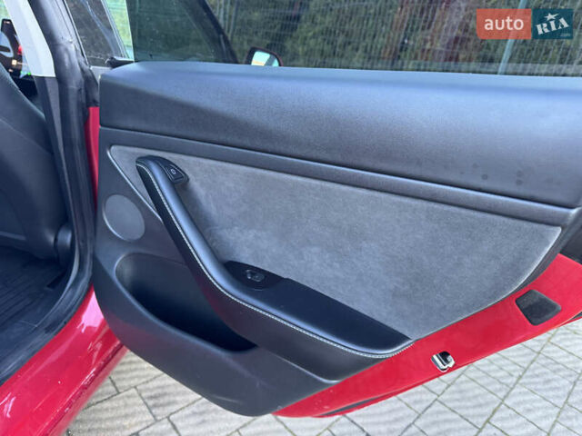 Красный Тесла Модель 3, объемом двигателя 0 л и пробегом 45 тыс. км за 19999 $, фото 37 на Automoto.ua