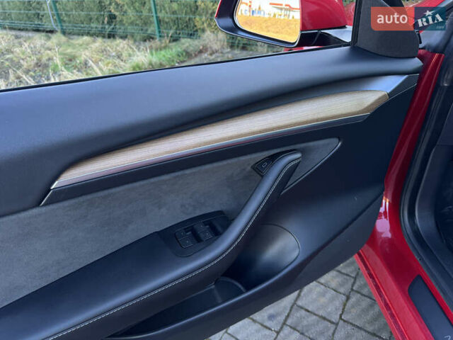 Красный Тесла Модель 3, объемом двигателя 0 л и пробегом 45 тыс. км за 19999 $, фото 48 на Automoto.ua