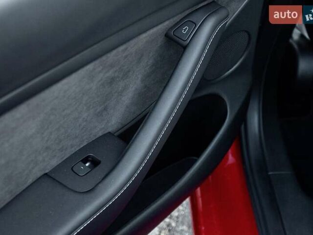 Красный Тесла Модель 3, объемом двигателя 0 л и пробегом 42 тыс. км за 21500 $, фото 28 на Automoto.ua