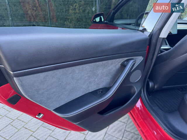 Красный Тесла Модель 3, объемом двигателя 0 л и пробегом 45 тыс. км за 19999 $, фото 43 на Automoto.ua