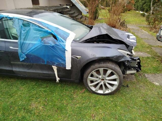 Серый Тесла Модель 3, объемом двигателя 0 л и пробегом 105 тыс. км за 8350 $, фото 1 на Automoto.ua