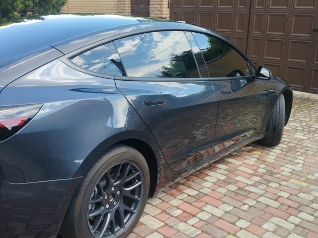 Сірий Тесла Модель 3, об'ємом двигуна 0 л та пробігом 18 тис. км за 26000 $, фото 4 на Automoto.ua