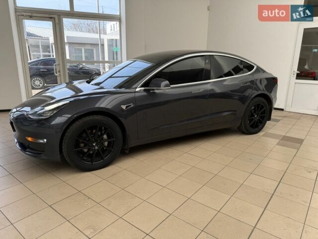 Серый Тесла Модель 3, объемом двигателя 0 л и пробегом 200 тыс. км за 15900 $, фото 2 на Automoto.ua