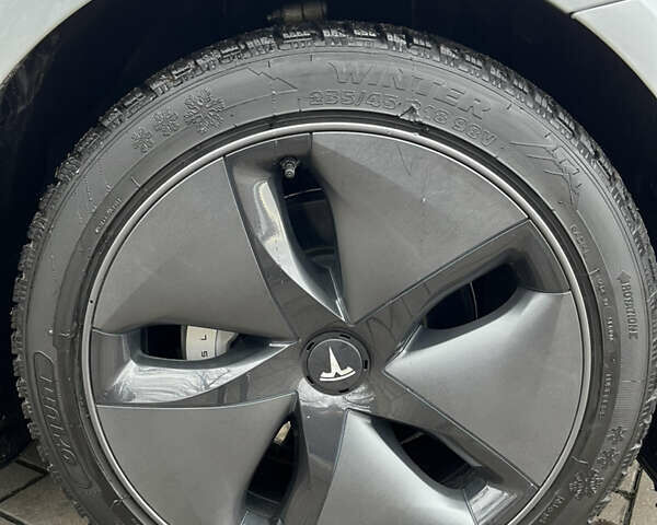 Серый Тесла Модель 3, объемом двигателя 0 л и пробегом 37 тыс. км за 21700 $, фото 10 на Automoto.ua