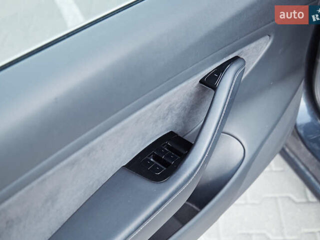 Серый Тесла Модель 3, объемом двигателя 0 л и пробегом 65 тыс. км за 23000 $, фото 5 на Automoto.ua