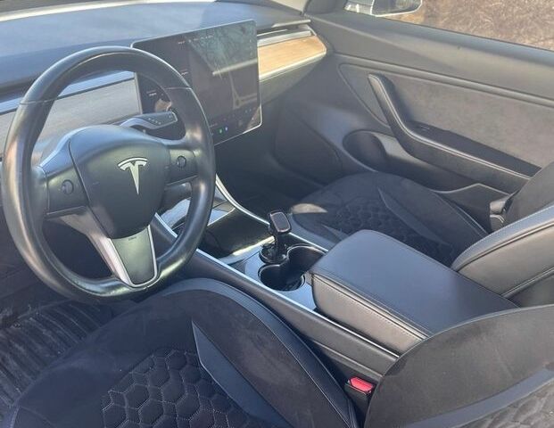 Серый Тесла Модель 3, объемом двигателя 0 л и пробегом 39 тыс. км за 14600 $, фото 7 на Automoto.ua