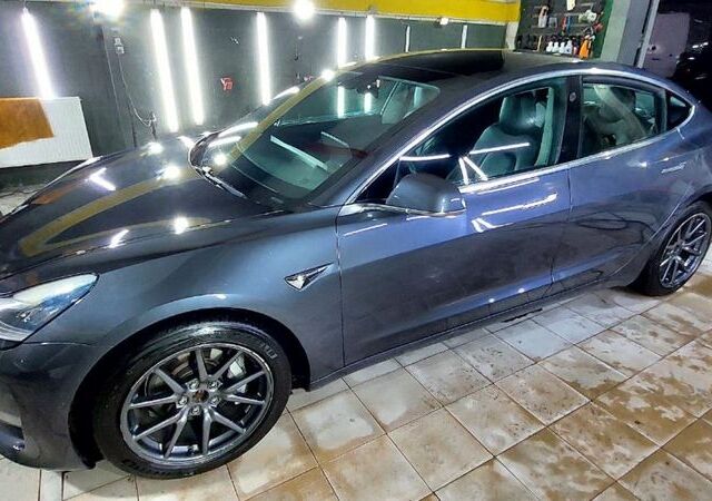 Серый Тесла Модель 3, объемом двигателя 0 л и пробегом 112 тыс. км за 19100 $, фото 4 на Automoto.ua