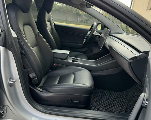 Серый Тесла Модель 3, объемом двигателя 0 л и пробегом 84 тыс. км за 17400 $, фото 47 на Automoto.ua