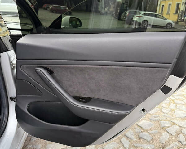 Серый Тесла Модель 3, объемом двигателя 0 л и пробегом 165 тыс. км за 15900 $, фото 16 на Automoto.ua