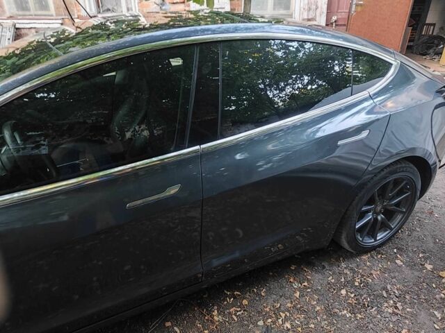 Серый Тесла Модель 3, объемом двигателя 0 л и пробегом 75 тыс. км за 17100 $, фото 3 на Automoto.ua