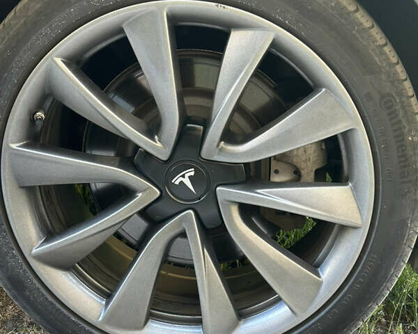 Серый Тесла Модель 3, объемом двигателя 0 л и пробегом 67 тыс. км за 19300 $, фото 1 на Automoto.ua