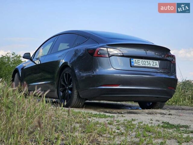 Серый Тесла Модель 3, объемом двигателя 0 л и пробегом 84 тыс. км за 21500 $, фото 3 на Automoto.ua