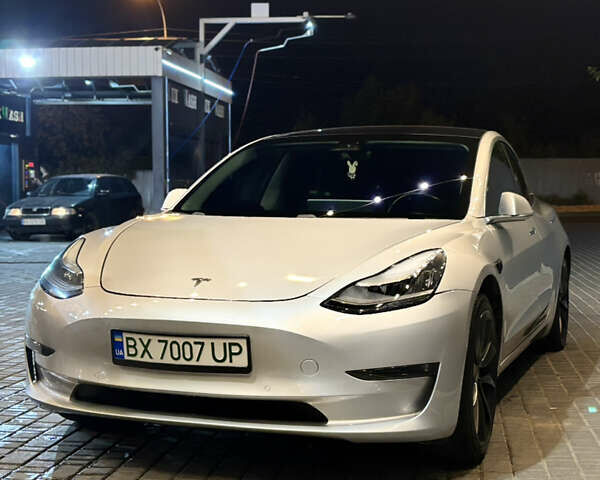 Тесла Модель 3 2018 в Каменце-Подольском на Automoto.ua Серый Тесла Модель 3, объемом двигателя 0 л и пробегом 180 тыс. км за 17300 $, фото 3 на Automoto.ua