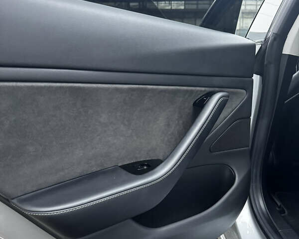 Серый Тесла Модель 3, объемом двигателя 0 л и пробегом 129 тыс. км за 16200 $, фото 17 на Automoto.ua