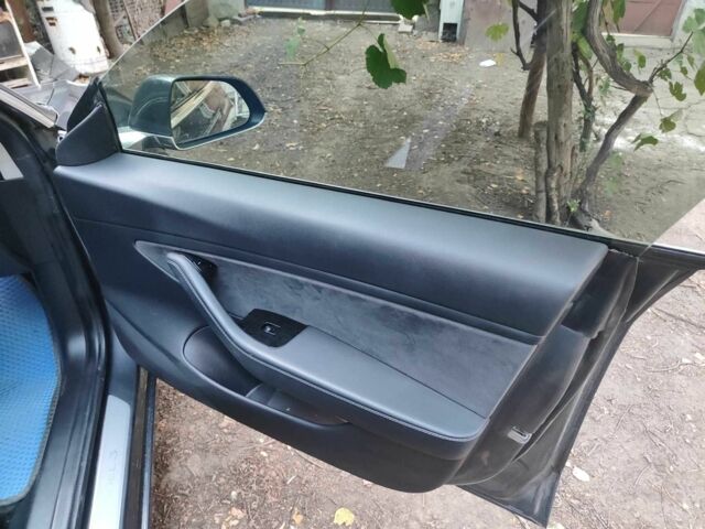 Серый Тесла Модель 3, объемом двигателя 0 л и пробегом 75 тыс. км за 17100 $, фото 15 на Automoto.ua