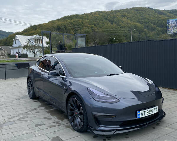 Тесла Модель 3 2018 в Ивано-Франковске на Automoto.ua Серый Тесла Модель 3, объемом двигателя 0 л и пробегом 119 тыс. км за 16999 $, фото 1 на Automoto.ua